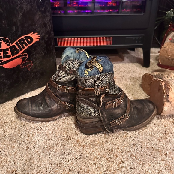 Freebird Women’s  Distressed Olive Multi Leather Boots - Picture 10 of 12